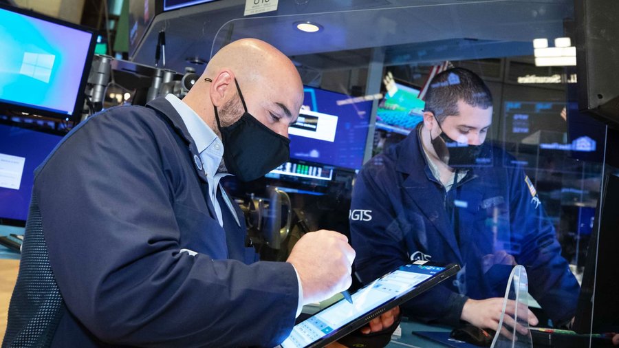 S&P 500 closes slightly lower as investors grow concerned about surging bond yields
